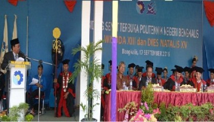 Bupati: Setelah Sandang Gelar Sarjana Jangan Berhenti Belajar